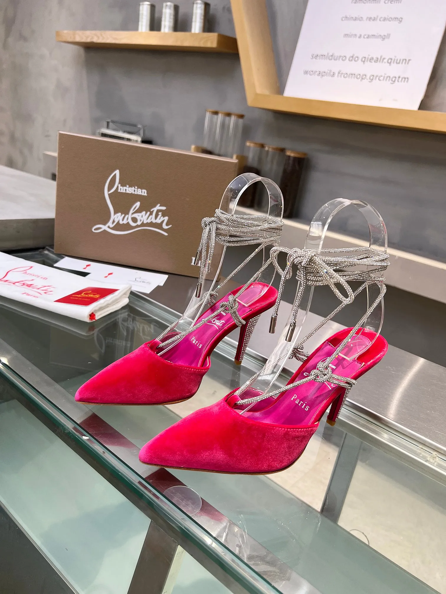 👟👟Ex-factory price 640👟👟 Christian Louboutin CL red-soled shoes‖ Globally limited edition! Blessings from Las Vegas❤ Inspired by the colorful neon of Las Vegas🎆 Handmade, exquisite craftsmanship❗Collectible work❗ Absolutely eye-catching presence🌟 The crystal strap wraps around the ankle and the heel is embellished with Czech diamonds. Sparkling like the stars of the Milky Way, fashionable and avant-garde, very exquisite, too beautiful, too beautiful, too beautiful. Stiletto fashion sandals are simply irresistible to the sexy goddess, releasing invincible femininity. The gorgeous red sole is like the red carpet that the queen walks on when she ascends to the top. The aura is fully activated in every minute, no matter in love or in the workplace, it is extremely attractive and full of femininity! Suitable for all kinds of gatherings 💎 Unbeatable classic, all original one-to-one mold customization 🍳Fabric: original material 🍳Inner: imported soft sheepskin lining feet 🍳Outsole: original genuine leather sole 🍳Heel height: 8.5cm 🍳Color: silver, classic black, pink 🍳Size : 35-39 (40/41/42/43 customized, non-returnable) standard code 🍳Packing: with cloth bag, card